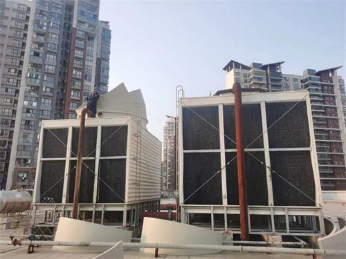 圓形冷卻塔采用加熱板來保溫的方法,圓形冷卻塔安裝